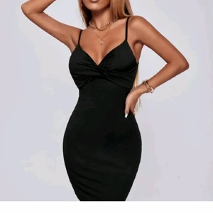 Shein klänning Petite - Jättefin klänning från shein i Petite modell. Den är oanvänd och säljer för den är för liten på mig.. :( Storlek xxs. Lägger upp igen pga oseriösa köpare. BUDA BARA VID GENUINT INTRESSE!!!!