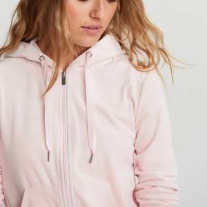 Säljer min rosa Gina tricot hoodie (likt juicy couture) som är SLUTSÅLD!!! Den är i storlek s med skulle säga att den även passar xs och m.