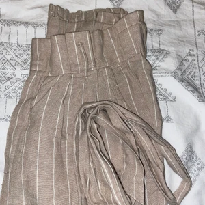 Byxor - Sköna tygbyxor från gina. Kommer även ett ett snöre till byxorna. Storleken är 36 men kan även passa 38 då byxorna är stretchiga vid midjan. Kontakta vid frågor eller intresse 💕