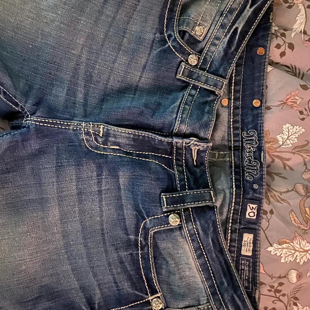Såååå snygga miss me jeans!!! Bootcut och midrise. Långa i benen, passar perfekt för mig som är ca 175cm 💓. Jeans & Byxor.