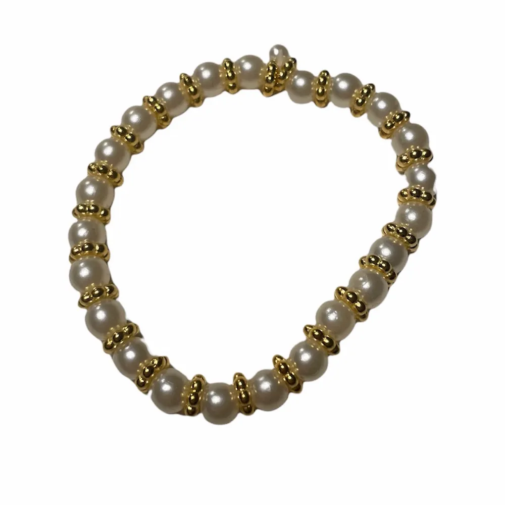 Ett guldiga armband med pärlor och ett silvrigt armband med pärlor ❤️ 24kr för frakten 🤍. Accessoarer.