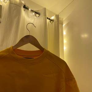 gul/orange lager 157 sweatshirt i storlek S. använd 2-3 ggr så i väldigt bra skick. väldigt skönt material. 🤍