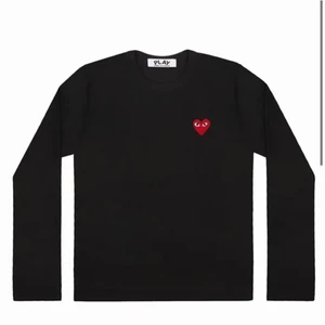 Cdg tröja - Cond 9/10. Skriv för bud på tröjan därför står det 1kr. Säljer igen pga att förra köparen ångra sig👍🏽