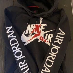Nike Air jordan hoodie - skitsnygg hoodie i fint tryck på bröstet och på armarna. Storlek M och sitter bra, helt felfri och i super skick💗