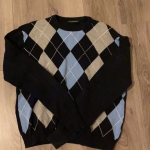 Argyle tröja  - Säljer denna fina tröjan från brandy melville då den inte riktigt är min stil längre. Bara använd ett fåtal gånger. Säljs inte längre på hemsidan. Nypris runt 380 kr💗
