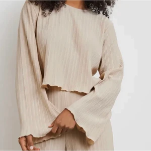 Set från Gina tricot  - Säljer detta jättefina setet från Gina tricot. Jag köpte här på plick men jag säljer för det inte passade. Bilderna är från förra säljaren. Fråga för fler bilder eller info💕 Köparen står för frakt