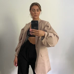 Kavaj NA-KD - Jättefin oversized kavaj med ballongarmar.  Ordinarie pris: 799kr nyskick med prislapp kvar. 