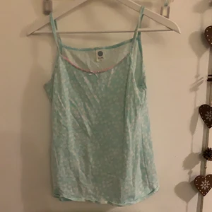 Sött linne - Babytee linne med små vita blommor. Passar XS-M tänker jag