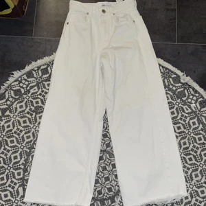 vida jeans vita - vita vida jeans från zara. Bra skick har använt dom högst tre gånger✅ köparen står för frakten✅frågor hör av er