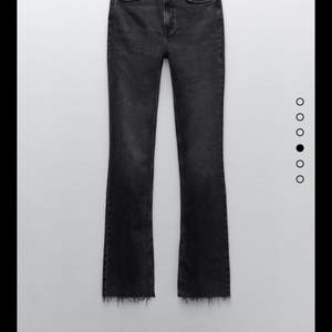 Säljer dessa svarta ”tvättade” jeans från zara med slits. De är för stora för mig, men de är i storlek 36. Använda max 5 gånger ❤️. Jag har även klippt dom lite för att dom var jättelånga på mig som är 170. Skriv för mer bilder