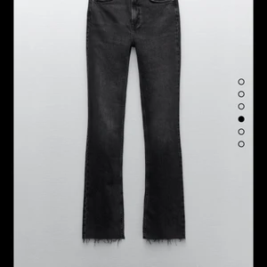 Jeans från Zara - Säljer dessa svarta ”tvättade” jeans från zara med slits. De är för stora för mig, men de är i storlek 36. Använda max 5 gånger ❤️. Jag har även klippt dom lite för att dom var jättelånga på mig som är 170. Skriv för mer bilder
