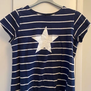 Randig tröja med stjärna - Liten i storleken