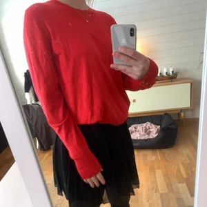 Röd tröja - Röd tröja med guldiga knappar. Tröjan är i L men passar mig som bär storlek S. Sitter lite oversized. Bra skick näst intill oanvänd.