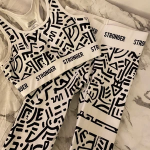 Stronger träningsett - Båda delarna är i storlek xs och säljs tillsammans. Jag har använt dom en gång, köpte dom av Nattid på tise! Jag köpte settet av henne på budgivning som gick upp i 800kr. Tänker mig att jag säljer båda delarna tillsammans för 500kr eftersom att jag behöver få dom sålda. Jättefint skick och super stretchiga! Har just nu ingen användning av dom så hoppas av någon av er är intresserade🤍