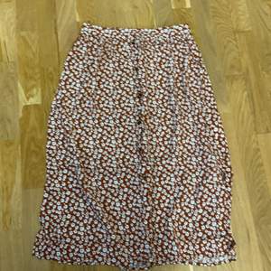 Storlek Eu38 , en kjol med Blom mönster, brun och vitt