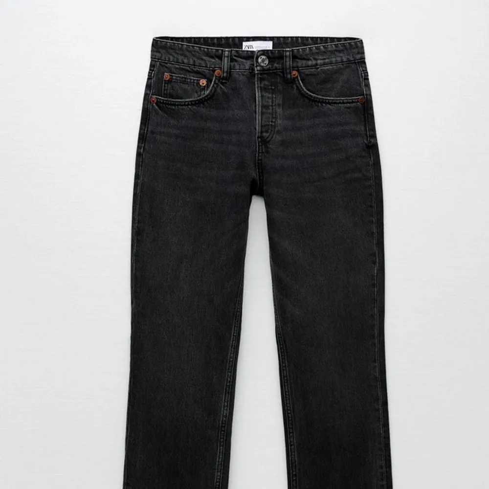 Zaras straight, mid waist jeans som är slutsålda på hemsidan!! Långa i benen på mig som är 165 💞. Jeans & Byxor.