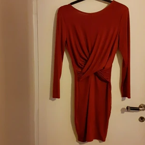 NLYONE KLÄNNING STRL M - FIN RÖD KLÄNNING I STRL M FRÅN NLYONE, hel & fin. Djur & rökfritt hem 