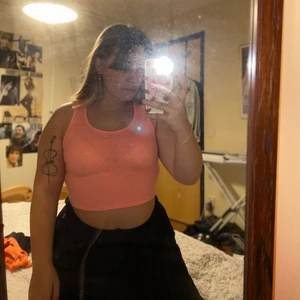 Croptop - En croptop från ett märke som heter Nollie i storlek m. Den är lite liten för mig så där av att den är lite genomskinlig! 