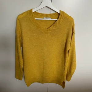 Ny varm tröja🌻 Xs-S -  •Storlek Xs. Passar jättebra till S •Pris: 60 kr 🚫Djurfritt och rökfritt hem 📍Kan mötes upp i Mölnlycke centrum 📬Kan skickas mot fraktkostnad 