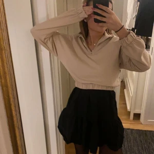 Gina tricot tröja  - En beige tröja från Gina med krage inklusive dragkjedja i storlek m. Aldrig använd