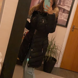 Hollis Davos jacka  - En hollis jacka jag köpte förra vinter i storlek S använd i bra skick kommer under rumpan på mig som är 157, äkta päls med jätte fina detaljer som tex bälte. 