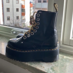 Dr Martens  - Säljer mina Dr Martens då dom är för stora för mig. Det är storlek 37. Använda två gånger. Lite skavt på höger sko i fram annars är dom så gott som nya. 