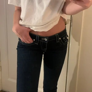 TRUE RELIGION JEANS - säljer igen pga oseriös köpare. Straight/bootcut modell. Har diamanter som knappar på flertal ställen, snygg detalj. Väldigt stretchiga.