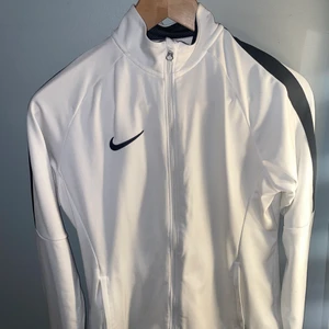 Nike kofta.  - En Nike kofta, skönt material och sitter bra på. 