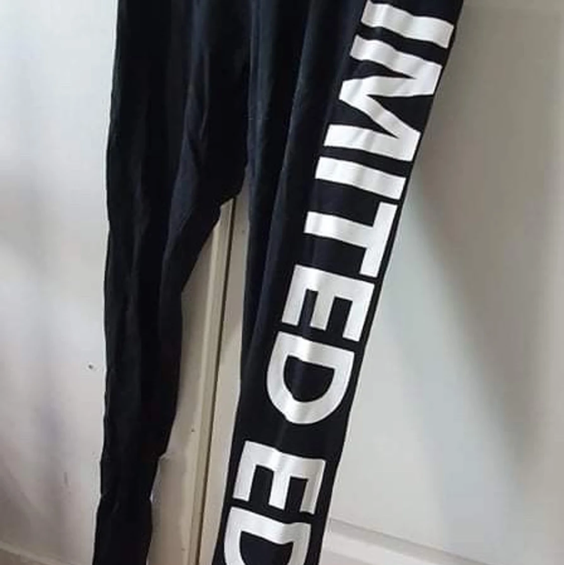 Svarta Tränings tights med text  - 91
