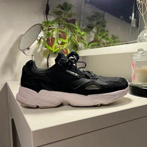 Adidas falcon - Säljer mina skor då jag inte använder dem!