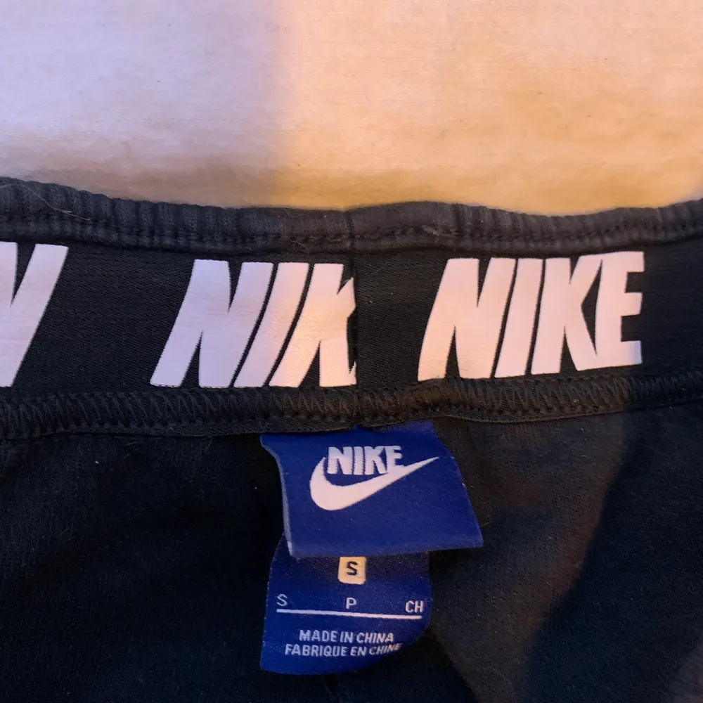 Svarta sköna Nike mjukis, perfekt för bara ha hemma eller träna i . Jeans & Byxor.