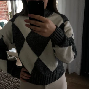 Stickad tröja  - Jätte snygg stickad tröja från hm. Köpt för 399kr stl xs, använd ett fåtal gånger💕