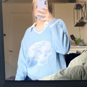 Skalle tröja - Jag säljer denna mycket fina blå tröjan i storlek L,  skick är 10/10. Skriv för mer info😊💙