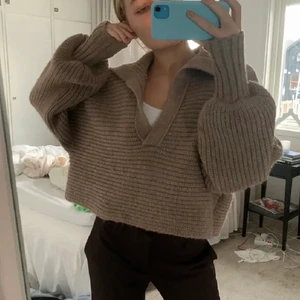 Super snygg tröja! beige knitted! - Super snygg tröja från Zara! Använder inte den så mycket längre tyvärr men den är verkligen fin. Vill du har fler blider? Skicka PM Pris kan diskuteras ❤️