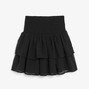 Svart volangkjol!  - Säljer min kjol från Kappahl barn. Sparsamt använd. Slutsåld hos Kappahl. Säljer pga att den ej kommer till användning. Köparen står för frakten!