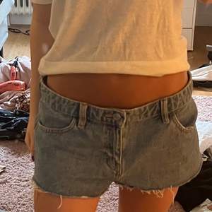 Skitsnygga low rise jeans shorts köpta på assos för 274kr. HELT oanvända och slutsålda i nästan alla storlekar.💕