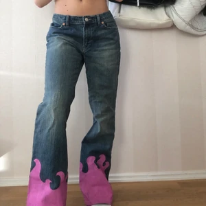 Jeans - Ett par jeans med rosa flammor där nere. Så coola, lågmidjade.