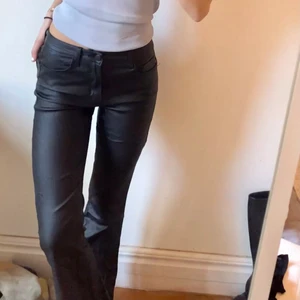 Skinnbyxor svarta - Säljer mina as snygga skinnbyxor (har ett par likande). De sitter bra och är väldigt sköna. Jag är 170cm och de är långa.