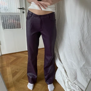 lila skinnbyxor  - lågmidjade lila skinnbyxor, utsvängda. jag är 173cm:)