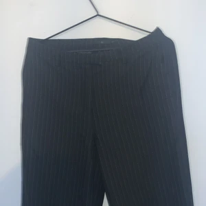 Fina Kostymbyxor från Åhléns  - Säljer dem här fina kostymbyxorna från Åhléns som har tunna ränder på sig och är raka i passaformen. Dem är mellanmidjade och i storlek 36:) 