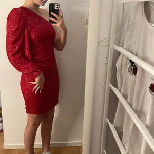 Klänning från bikbok strl M - Som ny använd en jul.    Är tro till storleken 