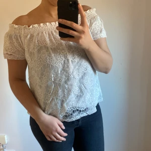 Topp från Gina - Fin topp i bra skick köpt från gina tricot i stolek M men passar S