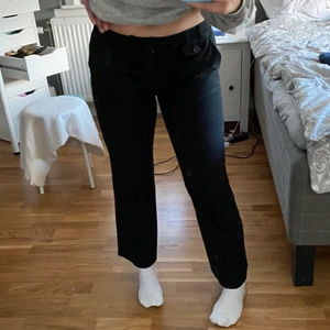 Kostymbyxor - Jättefina kostymbyxor från esprit. Dom är för korta för mig men skulle passa nån som är runt 160 perfekt. Aldrig använd då dom är för korta så  dom är i bra skick. Sitter jättebra upptill och är även lågmidjade 😊
