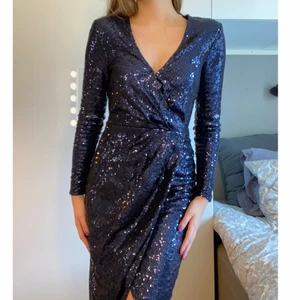 Balklänning - Marinblå balklänning med paljetter. Går ner till marken med en slits där fram. 