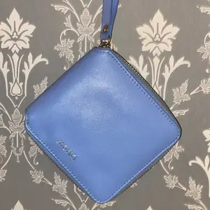 En ljusblå plånbok. Köpte den från Monki för 150kr och säljer den för 40kr 