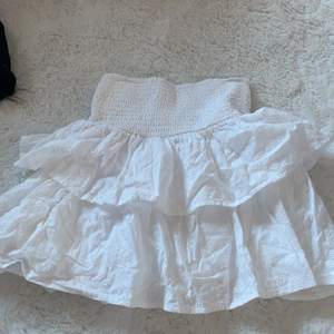 En vit volang kjol från kappahl med resor band så väldigt stretchig,Jättebra skick. Kan hämtas hemma hos mig mer detaljer vid intresse