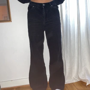 Manchester byxor  - Svarta Manchester byxor från monki, ganska slitna