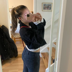 Jeansjacka  - Säljer dennna superfina croppade jeansjackan. Storlek xs och är i mycket fint skick! Säljes för 150kr+ frakt