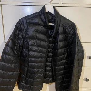 Jacka - En svart vår/höst jacka. Använt fåtalgånger! 