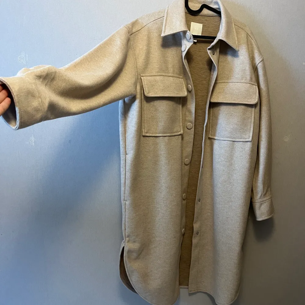 Snygg oversizad skjort kappa från h&m. Helt ny, aldrig använd. Materialet är lite ”filt” aktivt. Bra kvalite och perfekt vår/höst jacka. . Jackor.